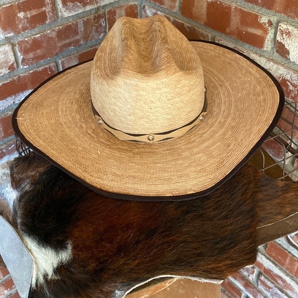 Wester style hat look like Cody James